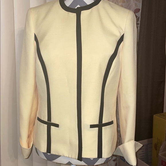 Chic Cream Blazer with Black Trim - Picture 1 of 2